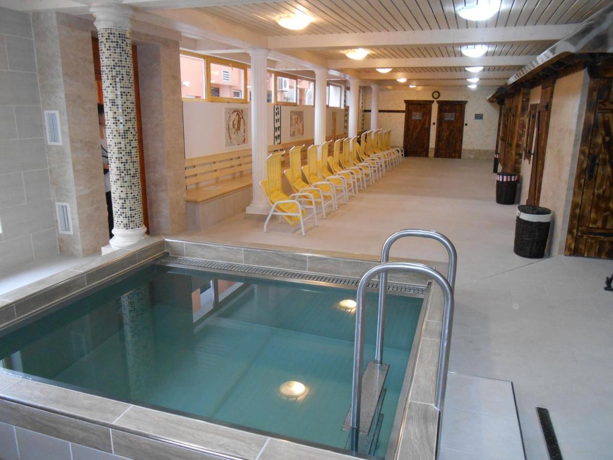 Thermal Apartmanhaz Komárom Buitenkant foto